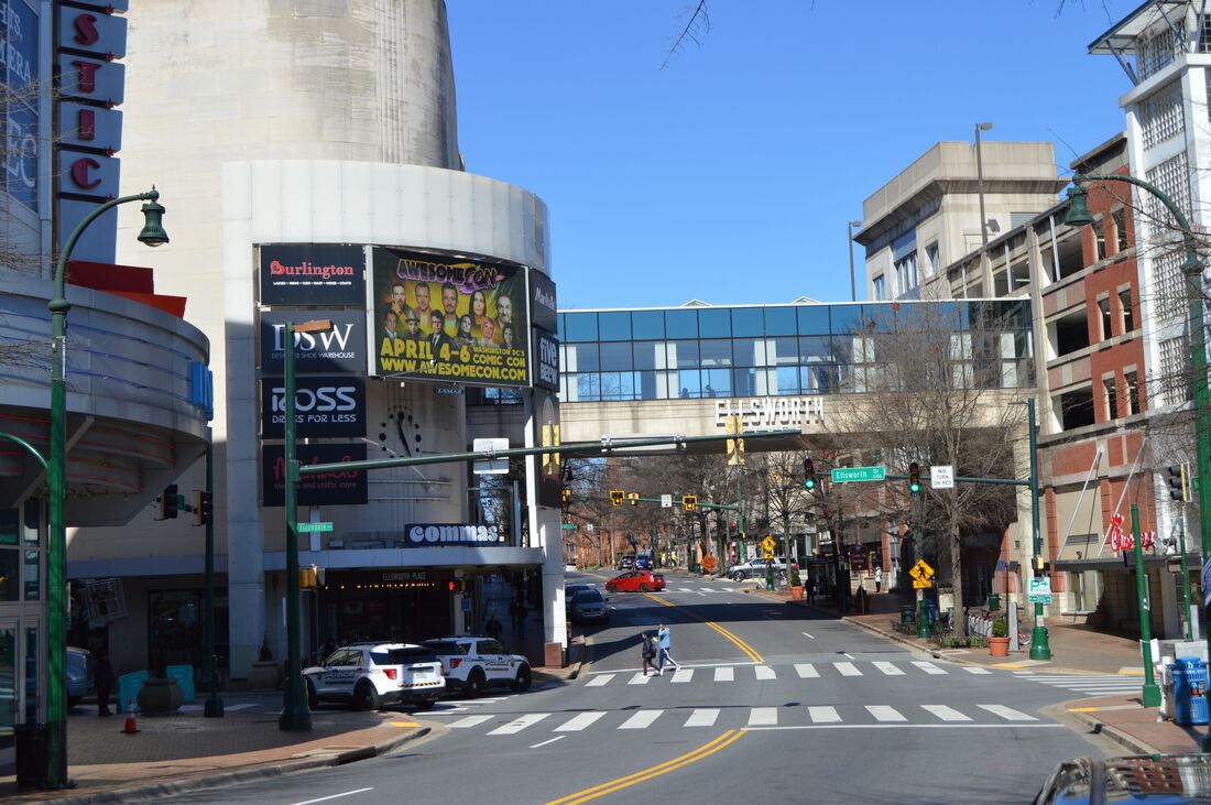 Awesome Con Washington DC street view with a billboard on a mall building