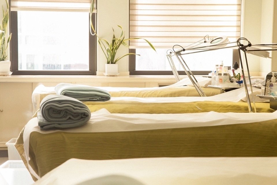 JJ Eyelashes Midtown treatment room with yellow beds and a sunlit window