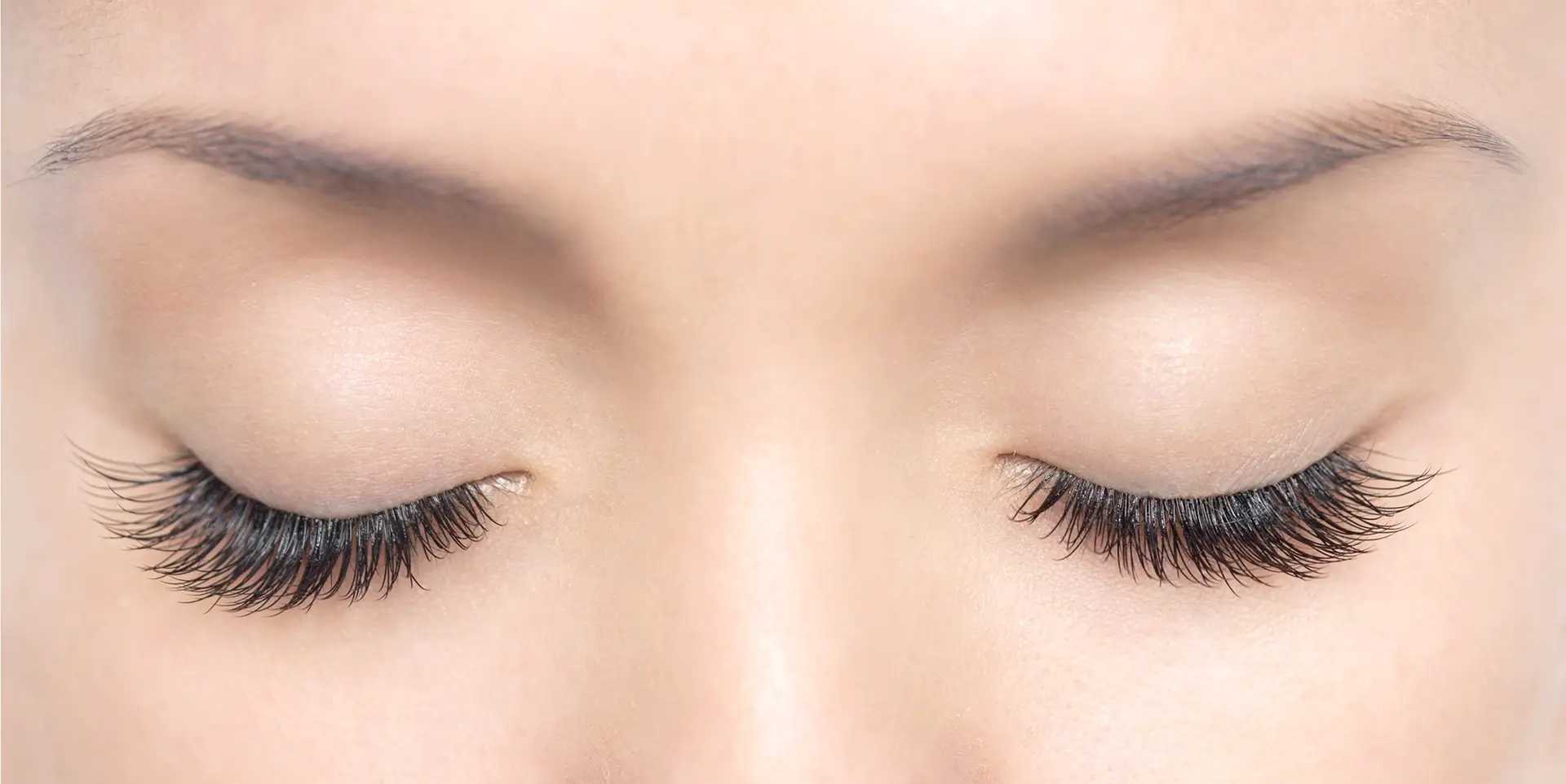 Both eyes with full lash extensions