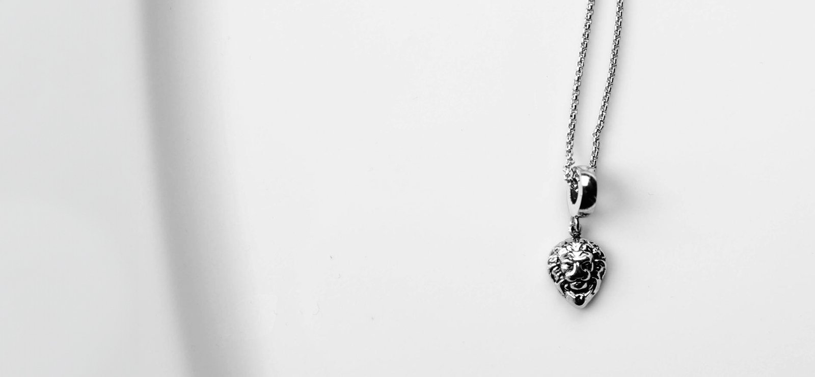Silver lion-head pendant necklace