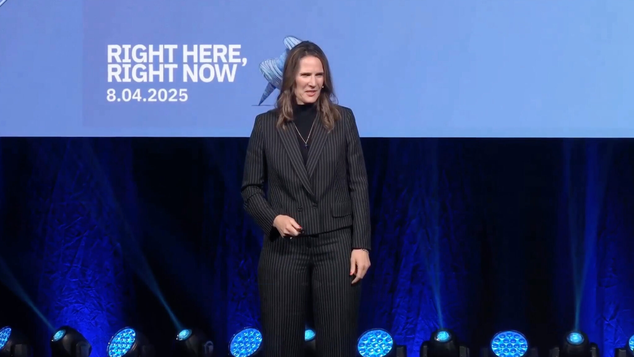 Sarah Happel speaking on stage at the PARE Conference in Tallinn, Estonia