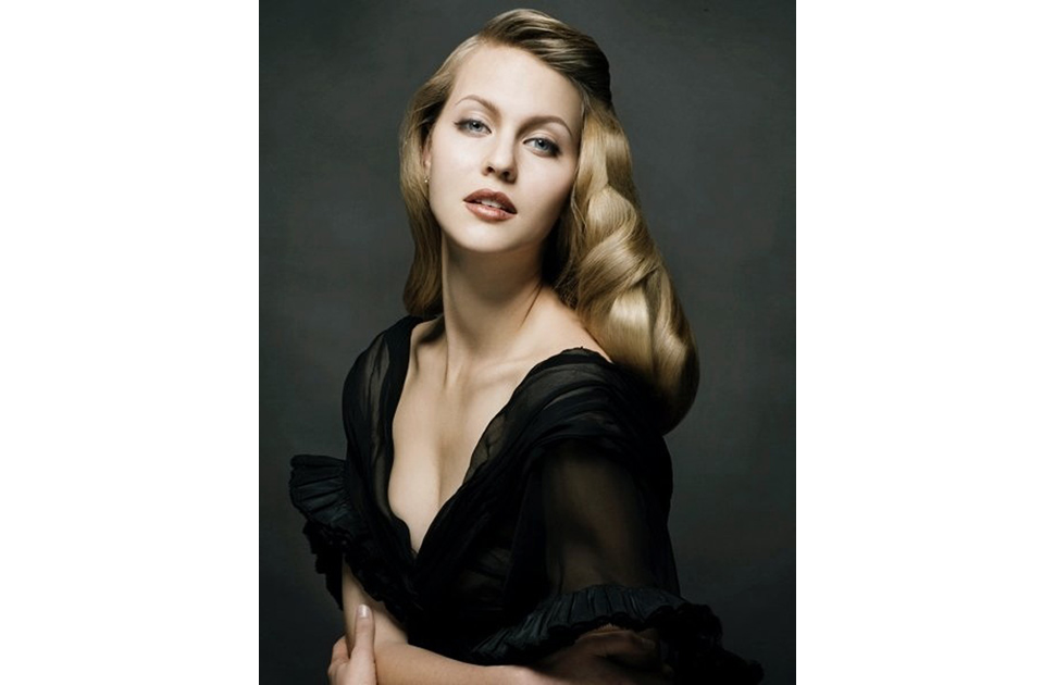 Portrait of a blonde model with vintage-style waves