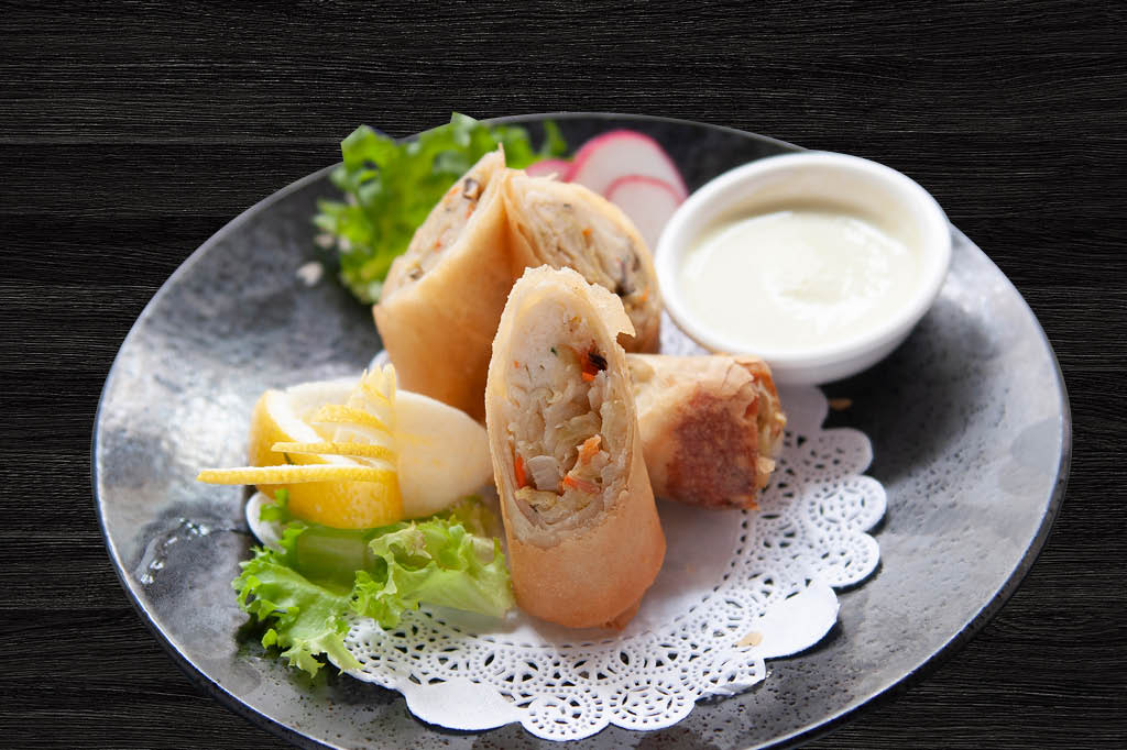 Fried spring rolls with dipping sauce
