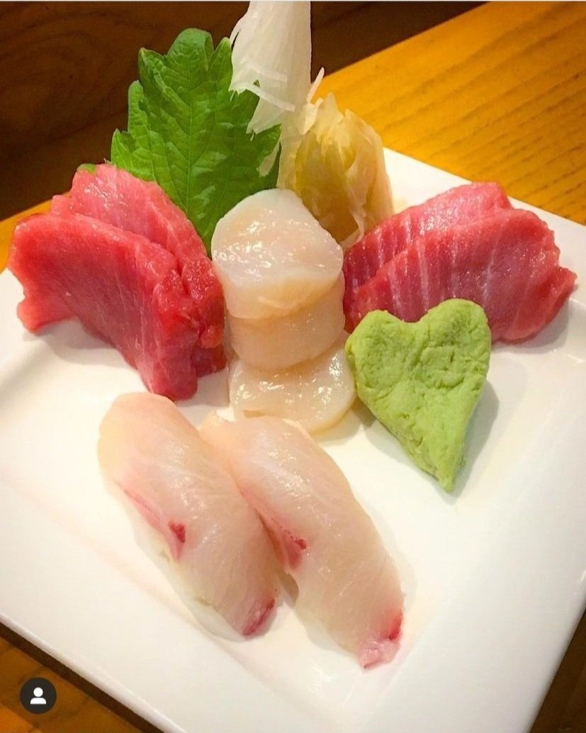 Sashimi plate with tuna, scallop, white fish and wasabi